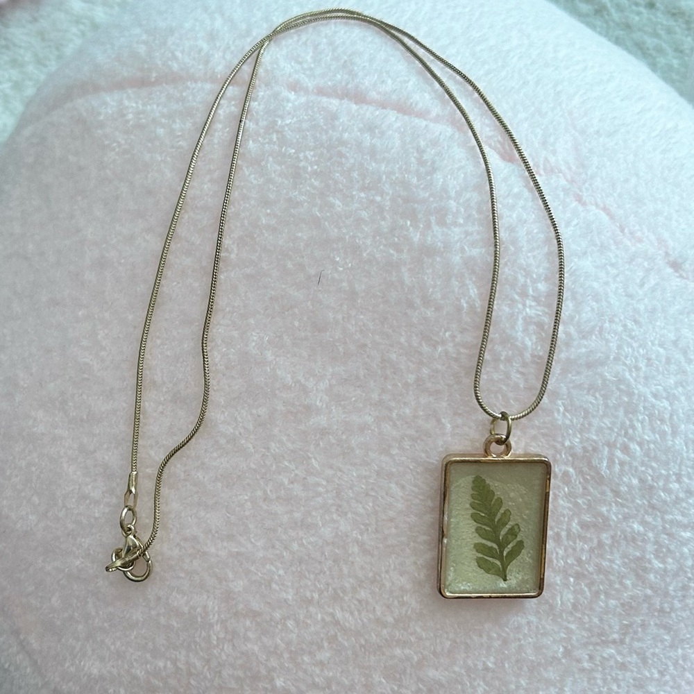 vintage gold leaf pendant necklace